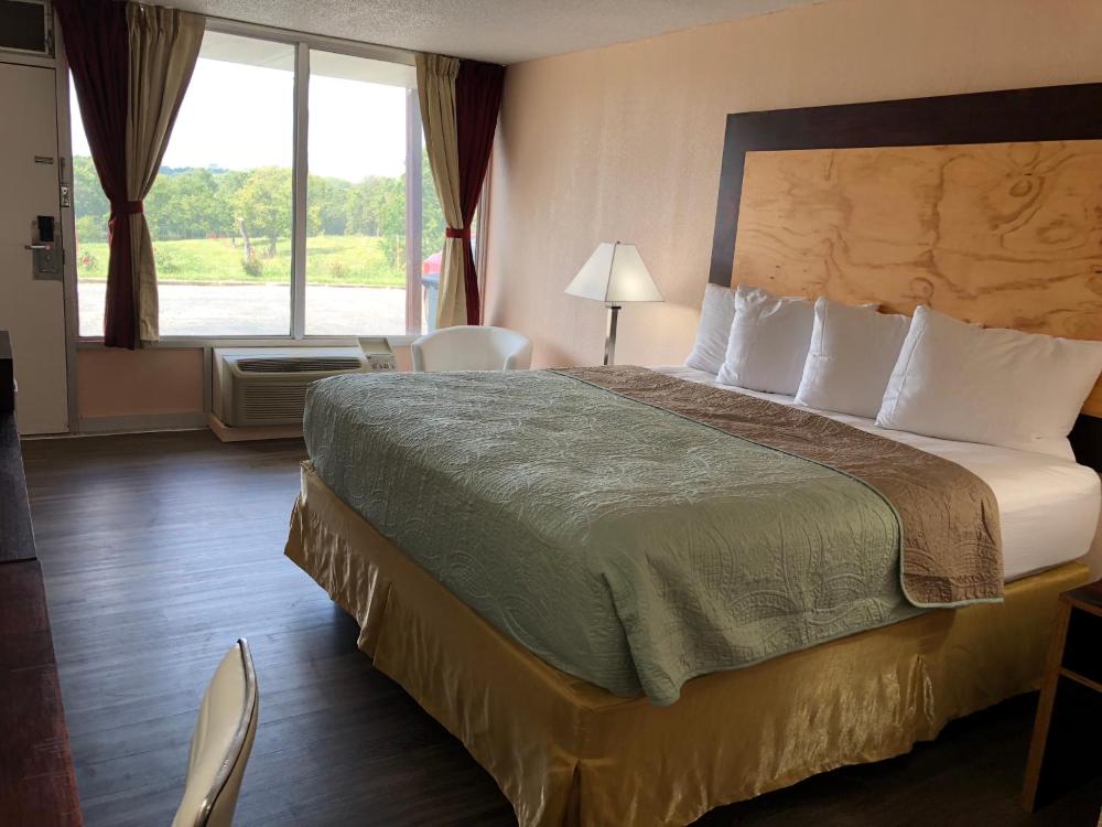 King Room - Non-Smoking interior