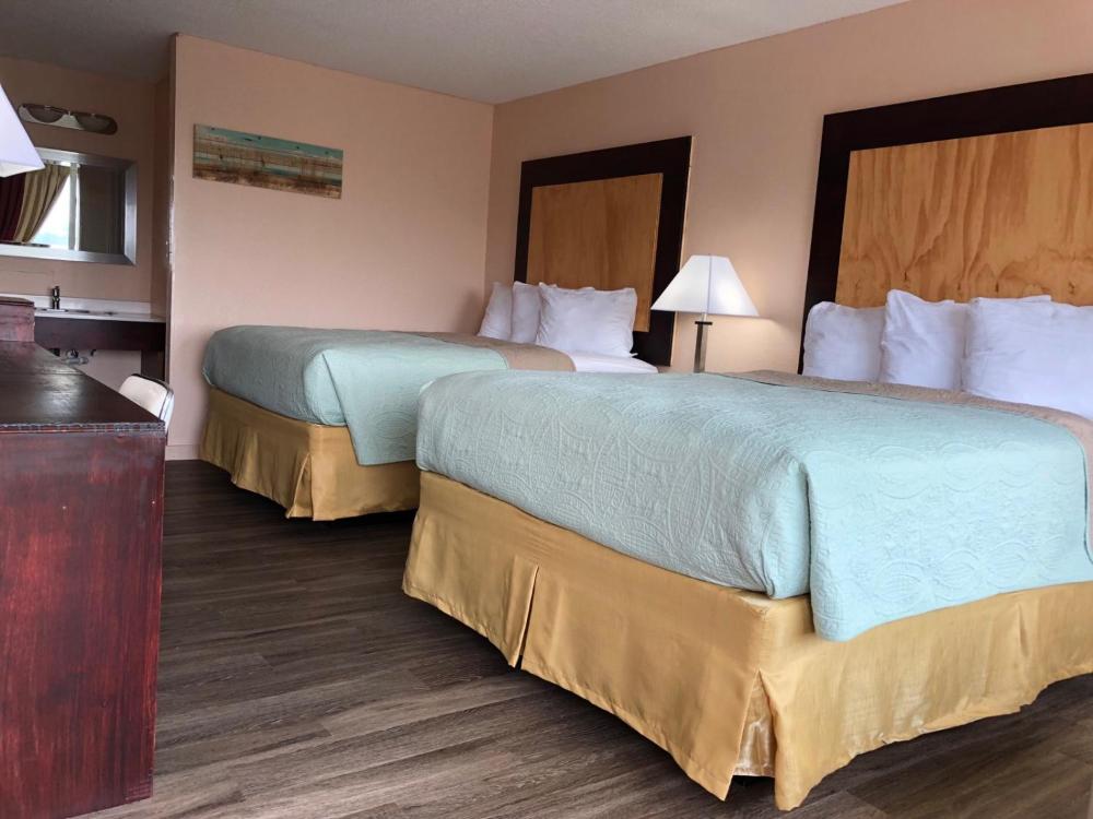 Queen Room with Two Queen Beds - Non-Smoking interior
